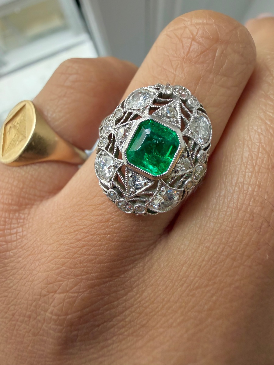 Bague entourage dentelle en or blanc émeraude et diamants