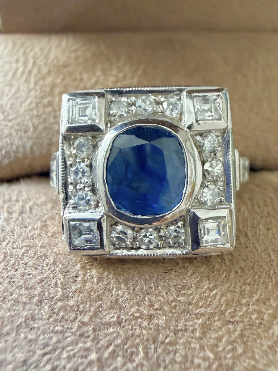 Bague entourage art déco en or blanc saphir et diamants 