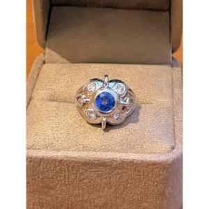 Bague entourage en or blanc saphir et diamants