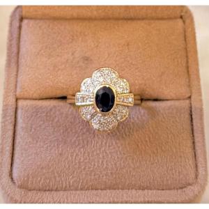 Bague entourage en or jaune, saphir et diamants