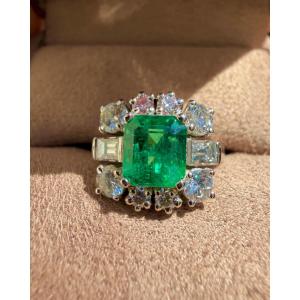Bague en or blanc, émeraude et diamants