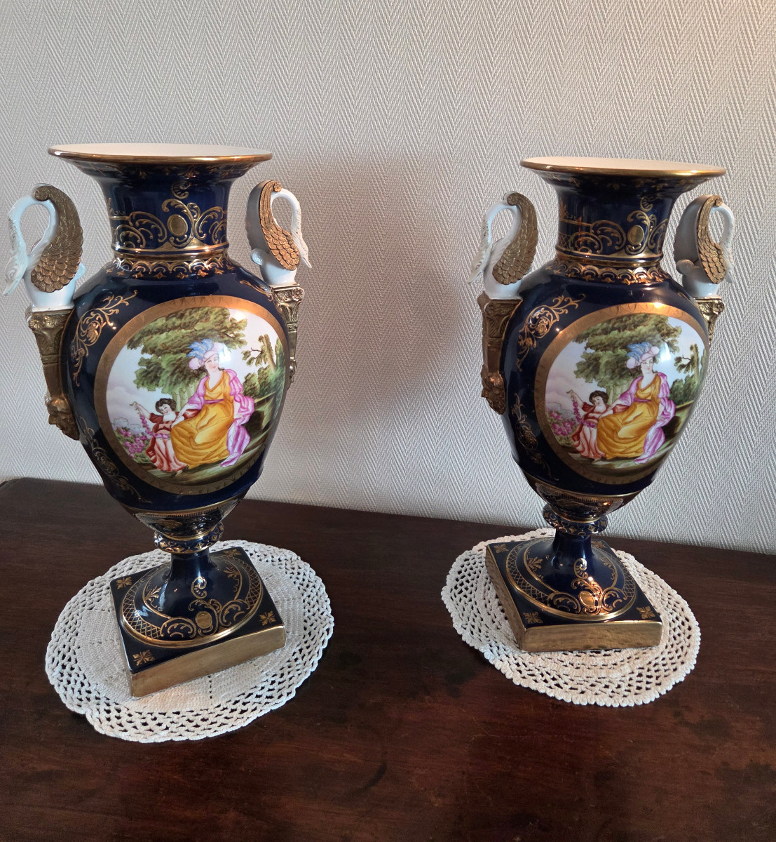 PAIRE DE VASES EN ¨PORCELAINE – PARIS XXème siècle.