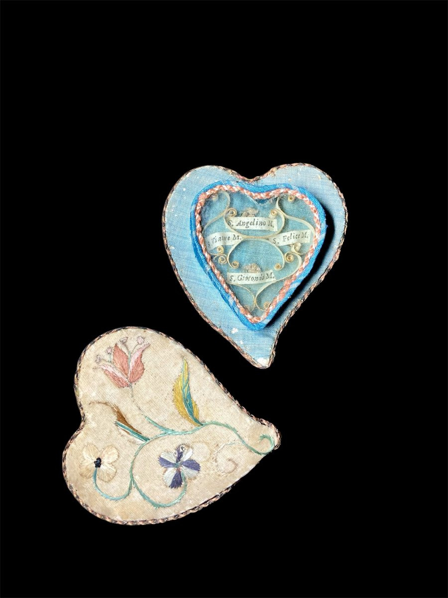 XVIII Siècle - Soie Brodée - Reliquaire Conventuel à Coeur Aux 4 Reliques Ex Ossibus-photo-1