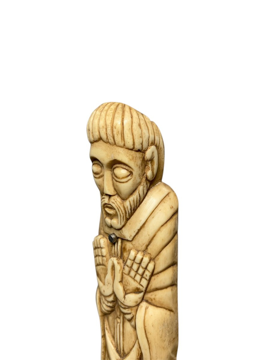 Poupée de chasse en os figurant un moine ou un apôtre - style roman-photo-4