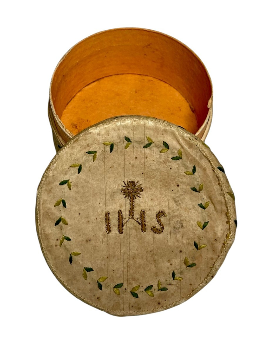 Late XVIII Century - Embroidered Silk And Paper - Host Holder Box