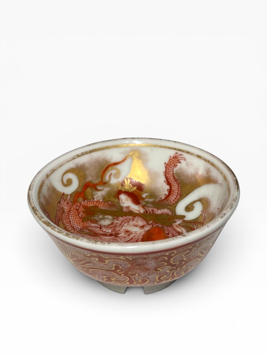  Late Meiji Period (circa 1890) - Sake Bowl - Kutani - Dancing Geisha On A Dragon-photo-3