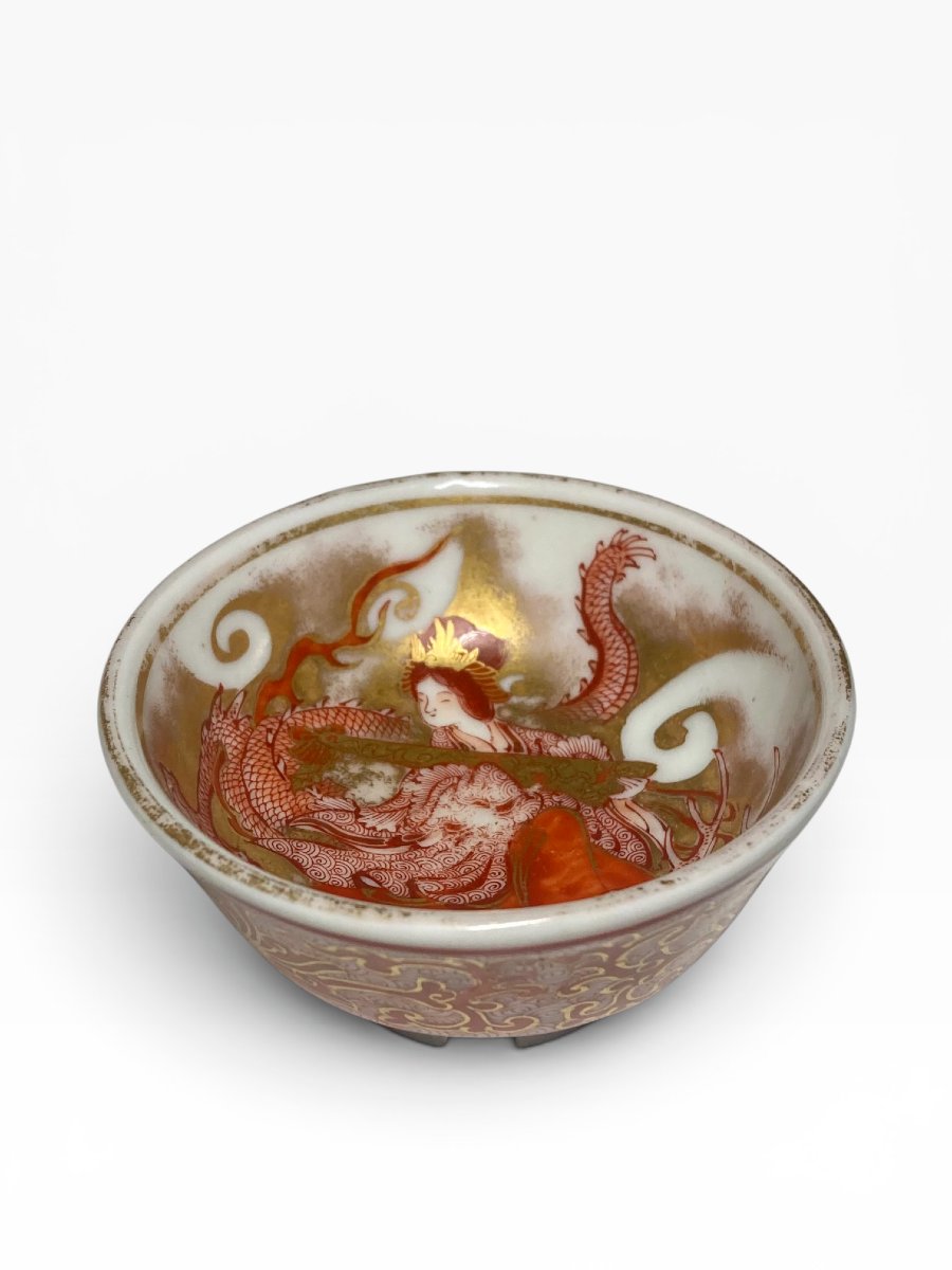  Late Meiji Period (circa 1890) - Sake Bowl - Kutani - Dancing Geisha On A Dragon-photo-3