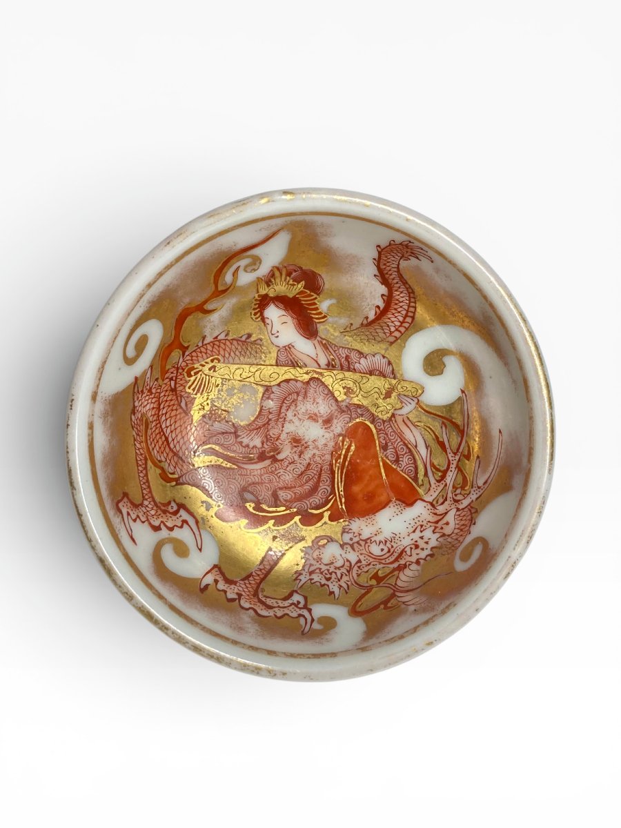  Late Meiji Period (circa 1890) - Sake Bowl - Kutani - Dancing Geisha On A Dragon
