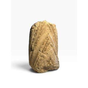 XII siècle - Nord de la France - Fragment de colonne à chevron en pierre calcaire