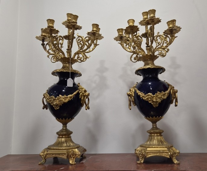 Grande paire de candélabres en bronze doré et porcelaine de sèvres du XVIII siècle