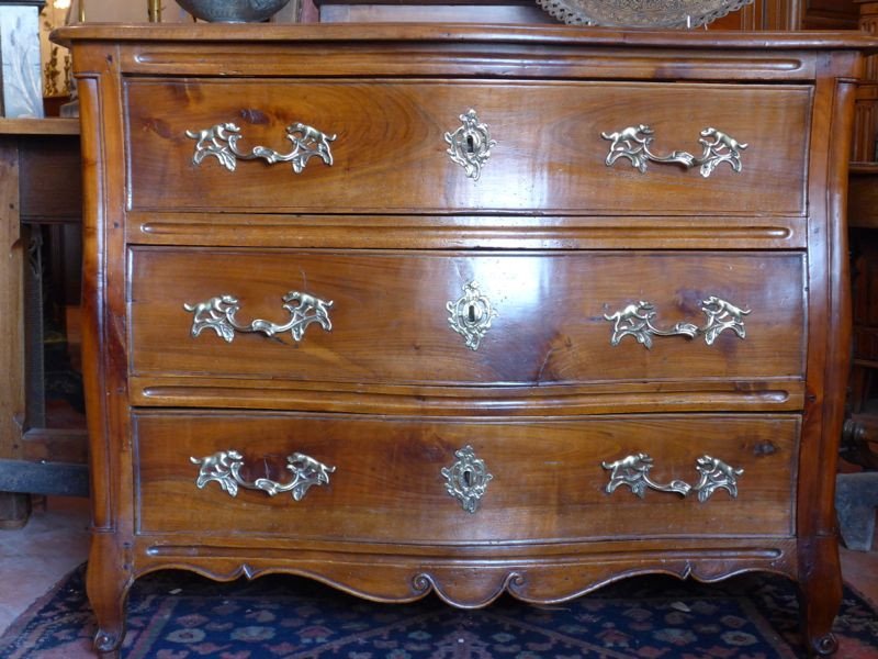 18th Century Louis XV Curved Chest Of Drawers In Walnut