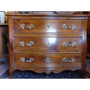 18th Century Louis XV Curved Chest Of Drawers In Walnut