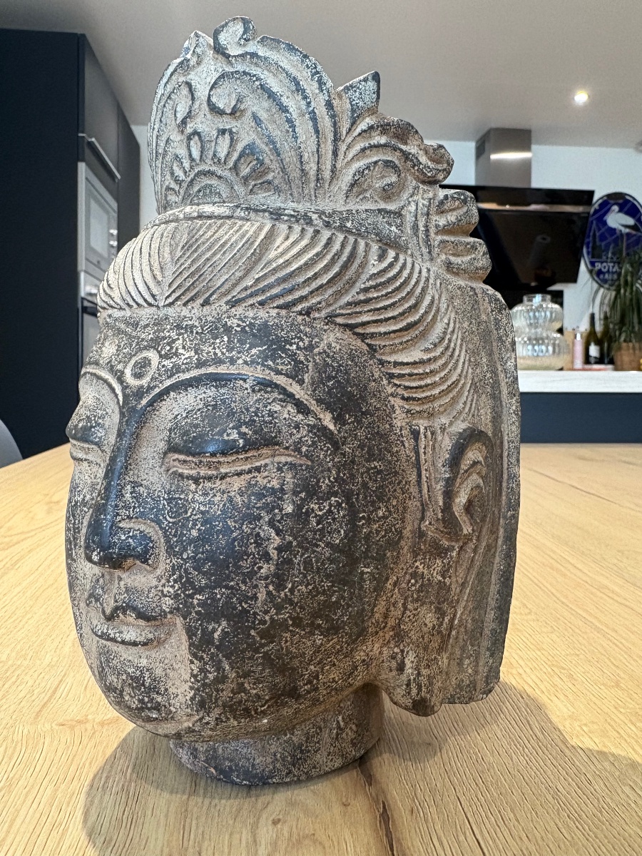 Guanyin Head In Stone.-photo-1