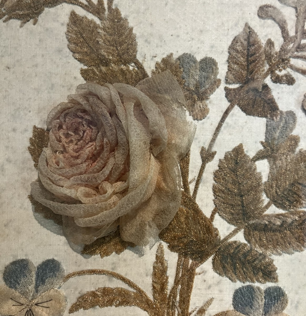 Paire de tableaux aux broderies florales en soie- Époque XIXe siècle-photo-1