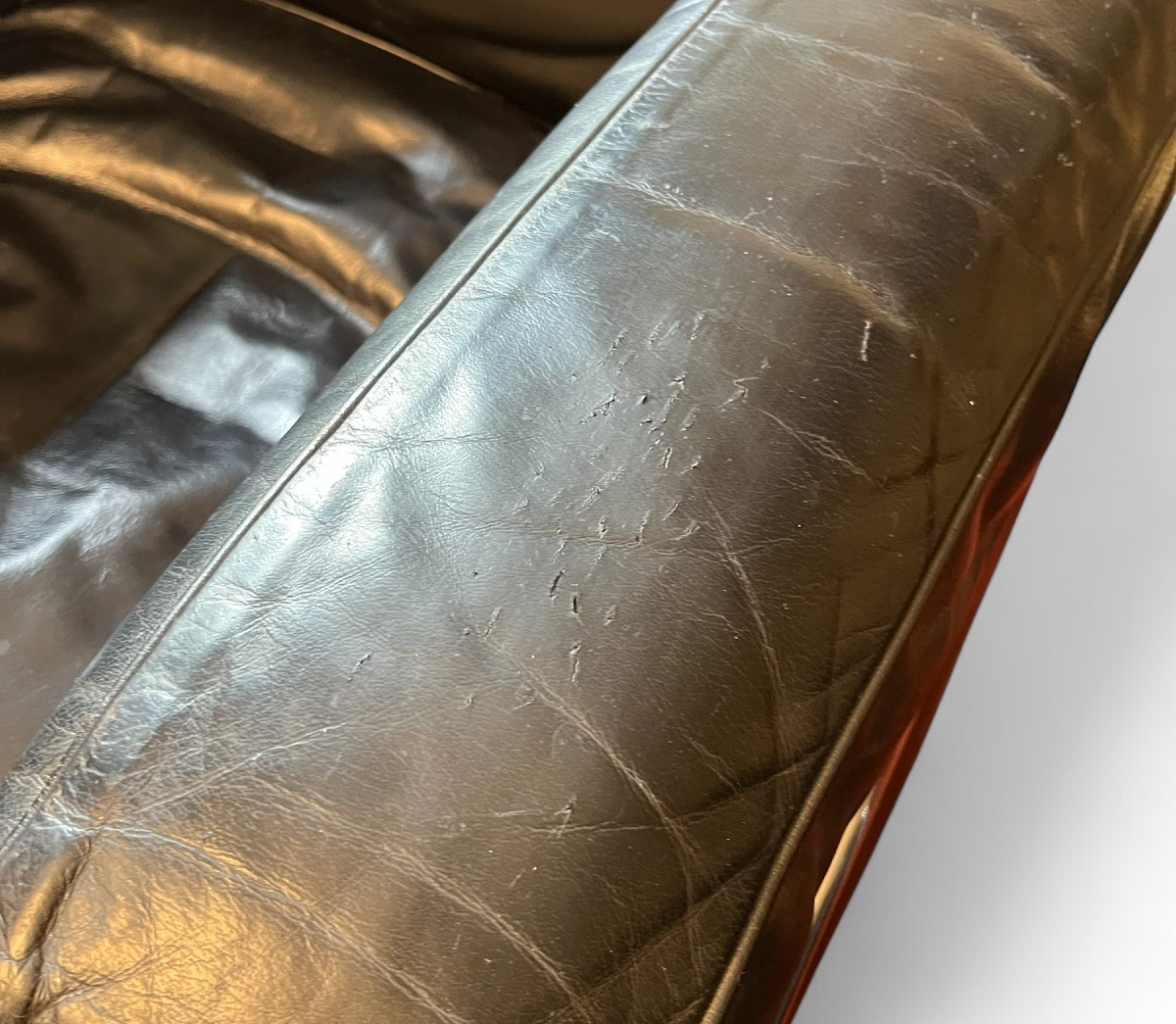 Pair Of Lc2 "great Comfort" Armchairs By Le Corbusier-photo-5