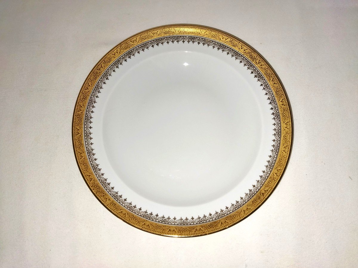 LIMOGES 12 Assiettes Creuses En Porcelaine Dorée  "UNIC Paris"