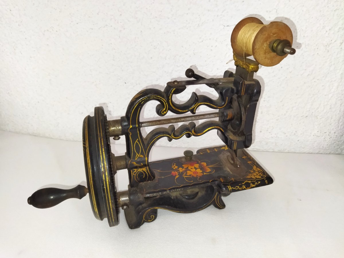 MACHINE à Coudre Ancienne En Fonte Jouet d'Enfant Motif Floral Et Dorure Collection  XIX-photo-3