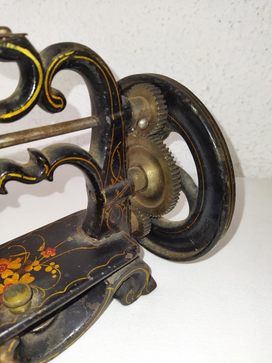MACHINE à Coudre Ancienne En Fonte Jouet d'Enfant Motif Floral Et Dorure Collection  XIX-photo-4