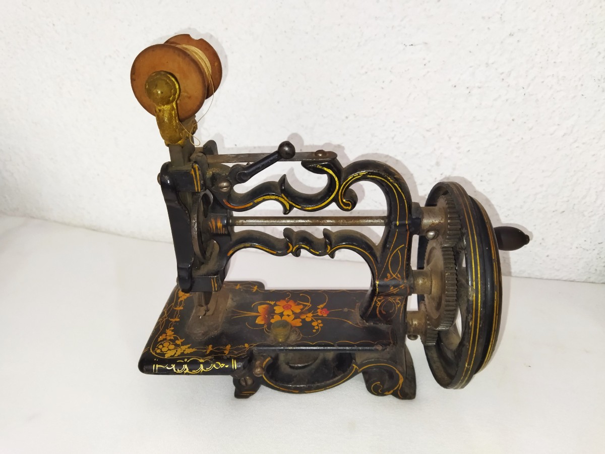 MACHINE à Coudre Ancienne En Fonte Jouet d'Enfant Motif Floral Et Dorure Collection  XIX