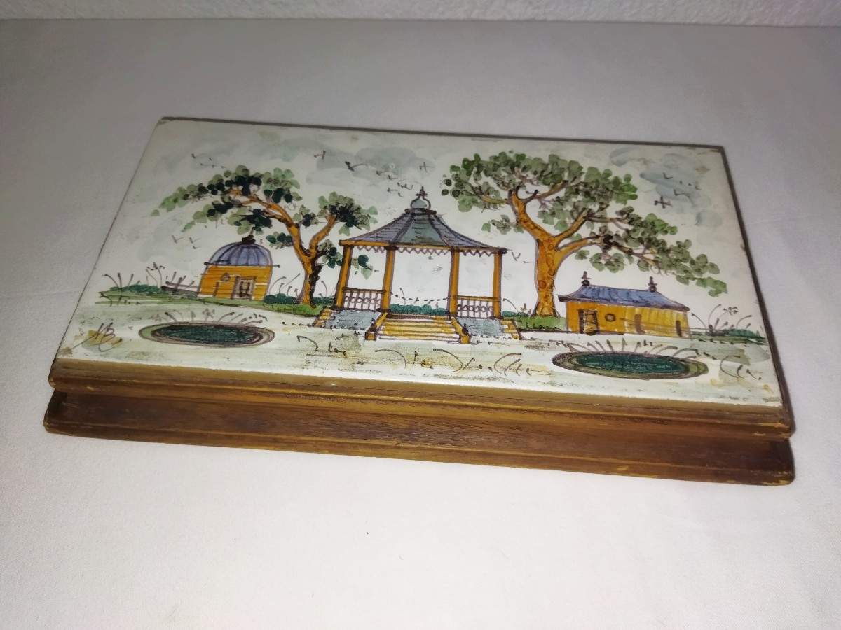 Musical Trivet In Illustrated Earthenware Music Box Collection
