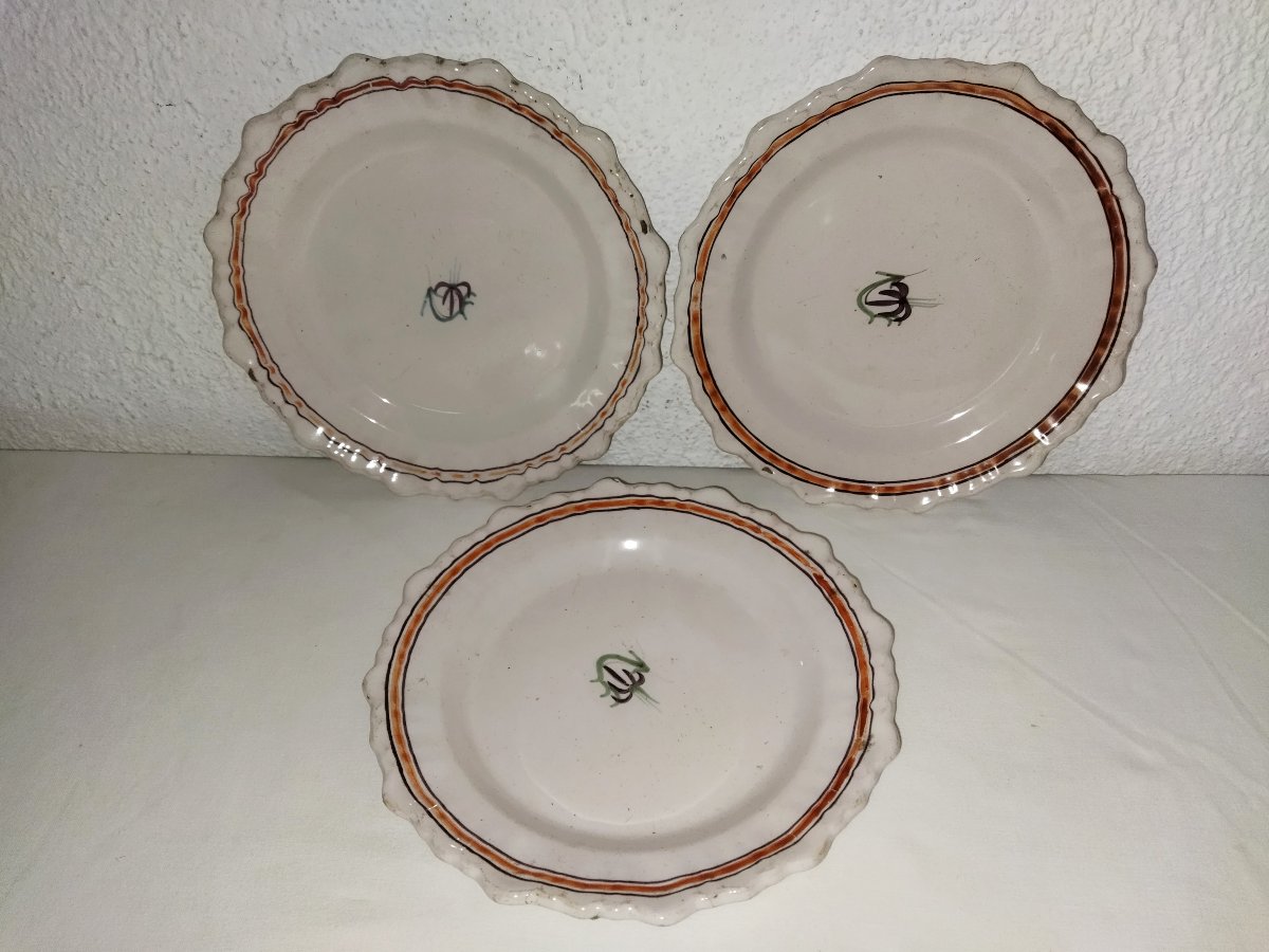 FAIENCE RÉGIONALE Série de 6 Assiettes anciennes à Ailes chantournées XVIII-photo-1