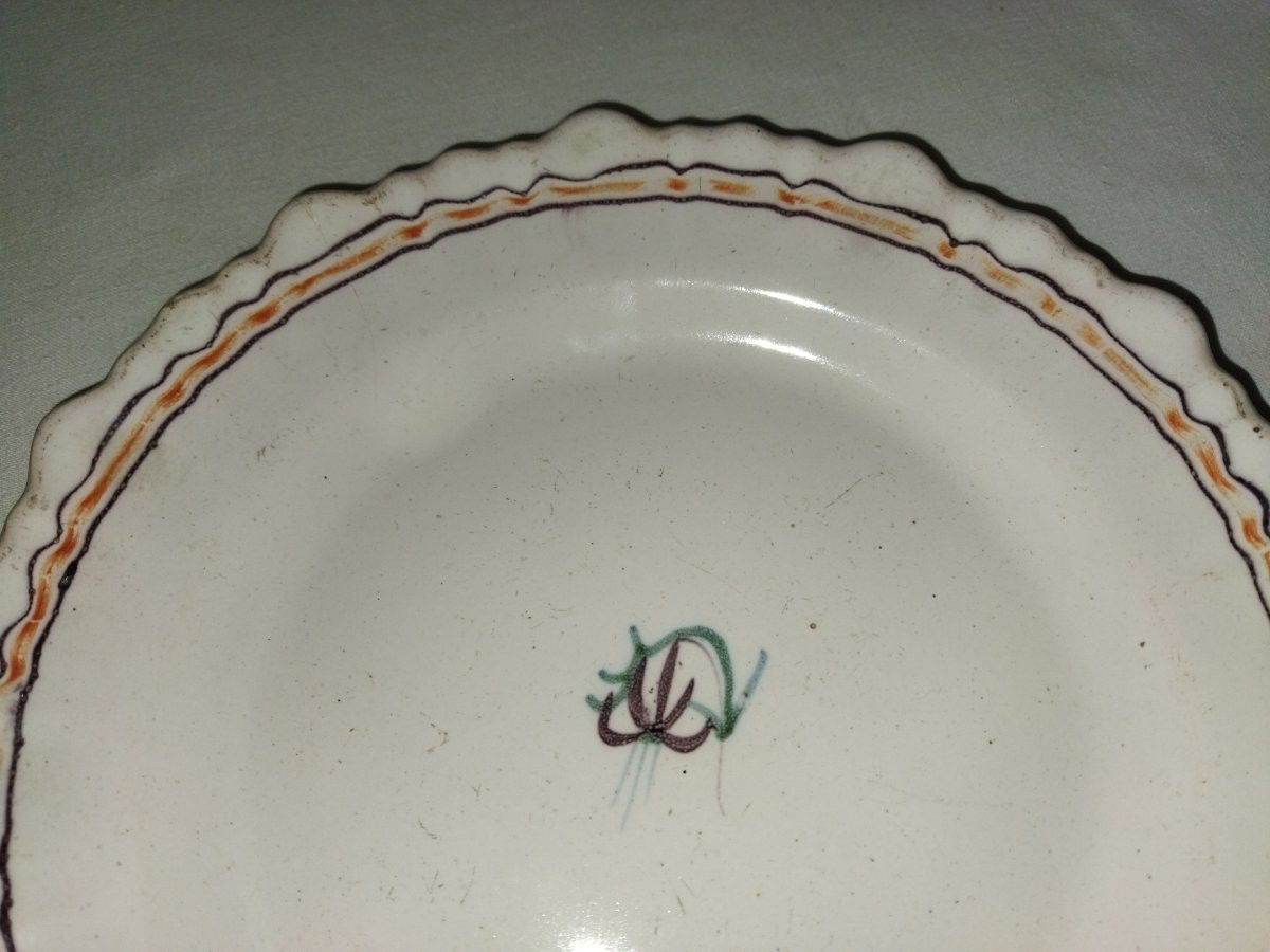FAIENCE RÉGIONALE Série de 6 Assiettes anciennes à Ailes chantournées XVIII-photo-5