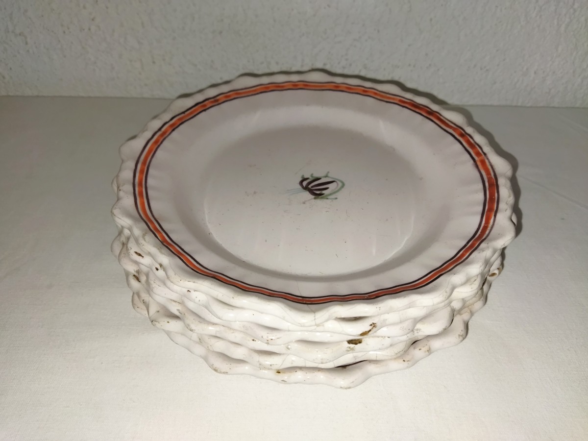 FAIENCE RÉGIONALE Série de 6 Assiettes anciennes à Ailes chantournées XVIII