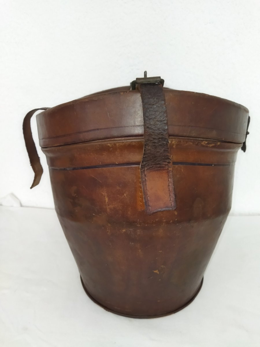 BOITE A CHAPEAUX Double en Cuir Havane Monogrammé avec Haut de Forme DELION-photo-4