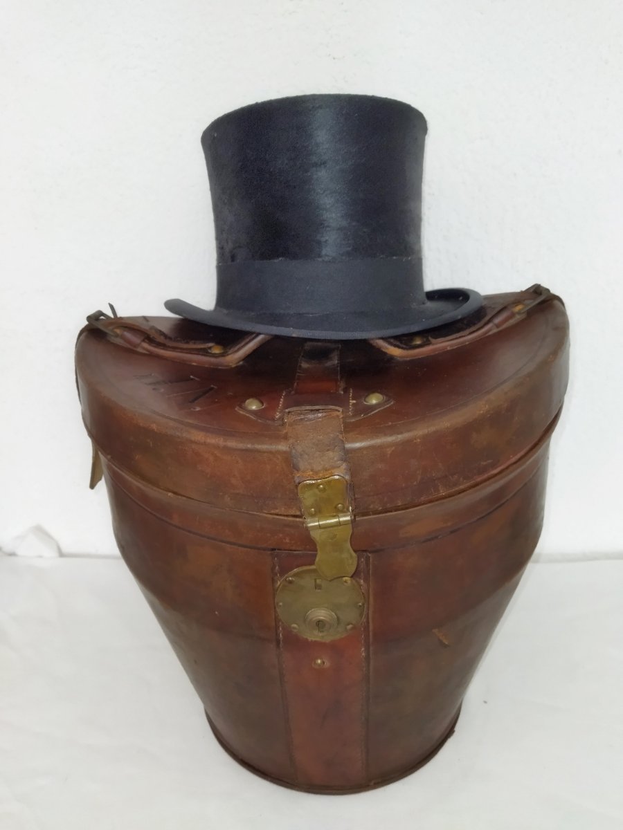 BOITE A CHAPEAUX Double en Cuir Havane Monogrammé avec Haut de Forme DELION-photo-8
