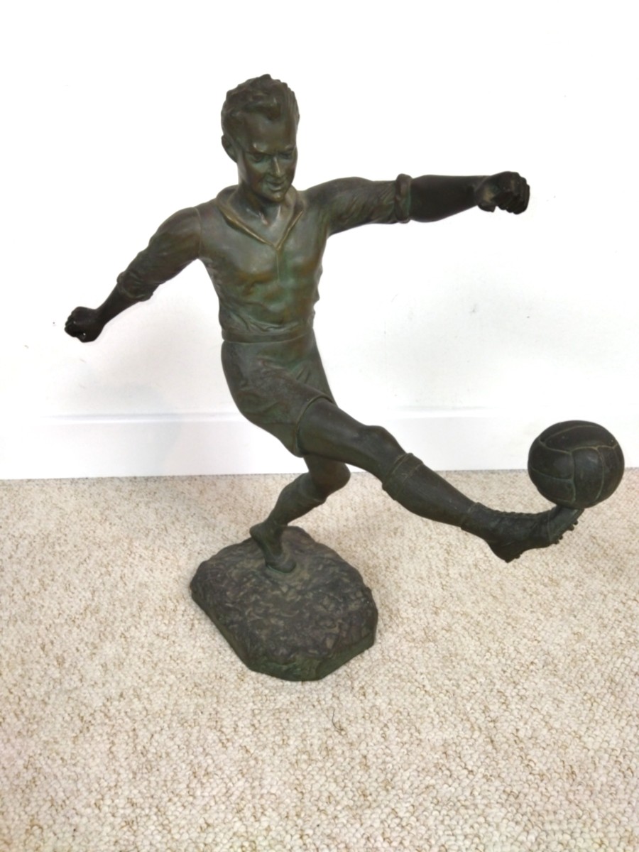 FUGERE HENRY Sculpture sportive en Régule patine verte Footballeur ART DECO