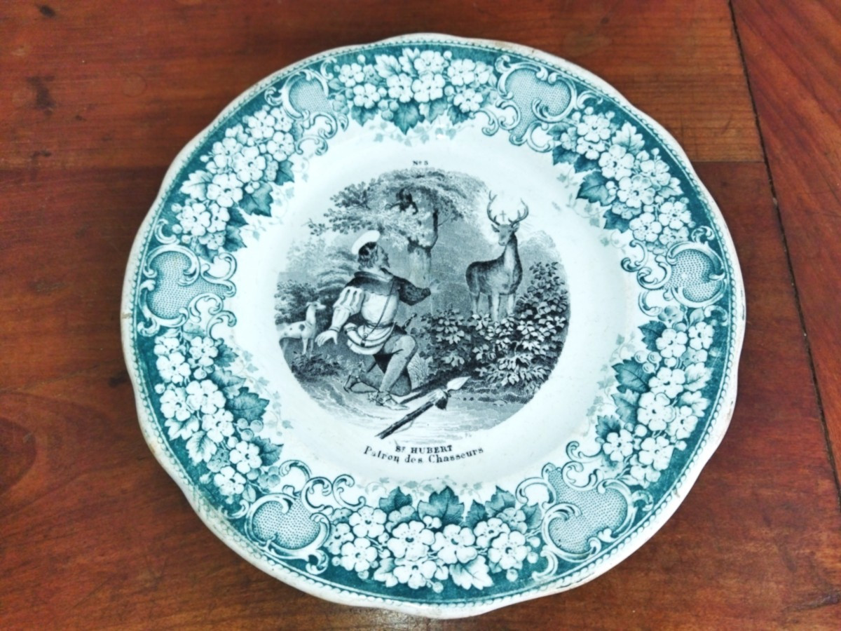 CREIL & MONTEREAU Assiette Légendée "SAINT HUBERT" Patron des Chasseurs Collection XIX
