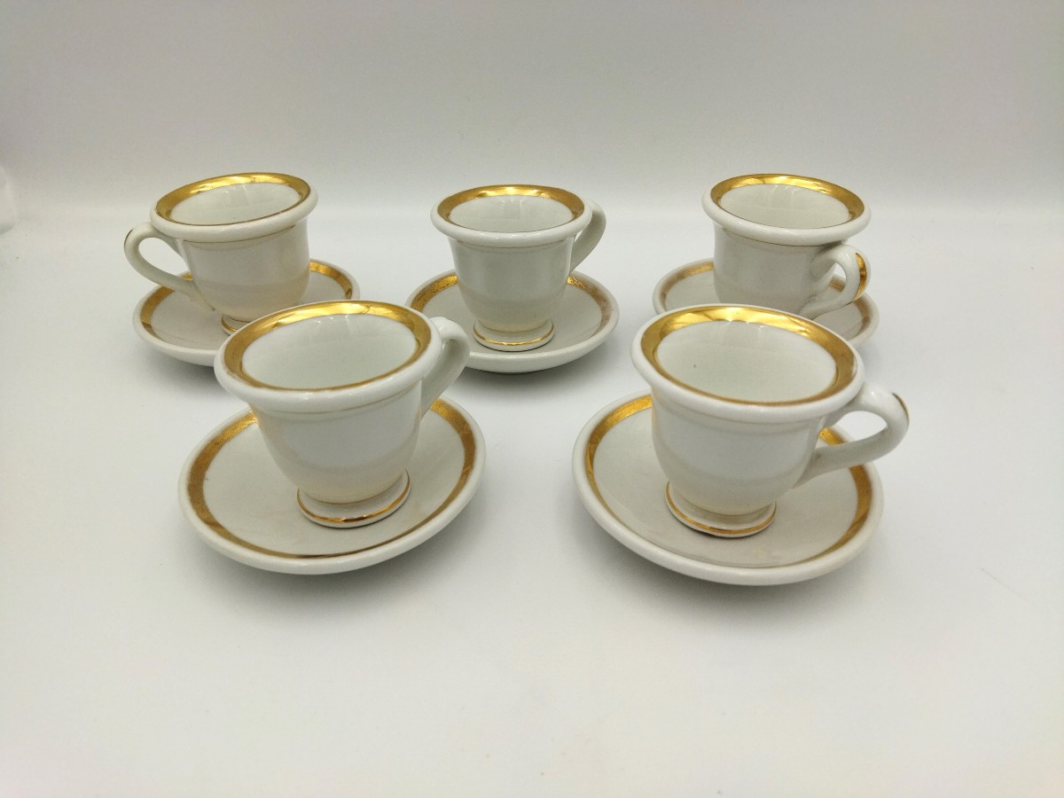 Série de 5 Tasses Brulots et leur Soucoupes en Porcelaine Émaillée avec Dorure XIX