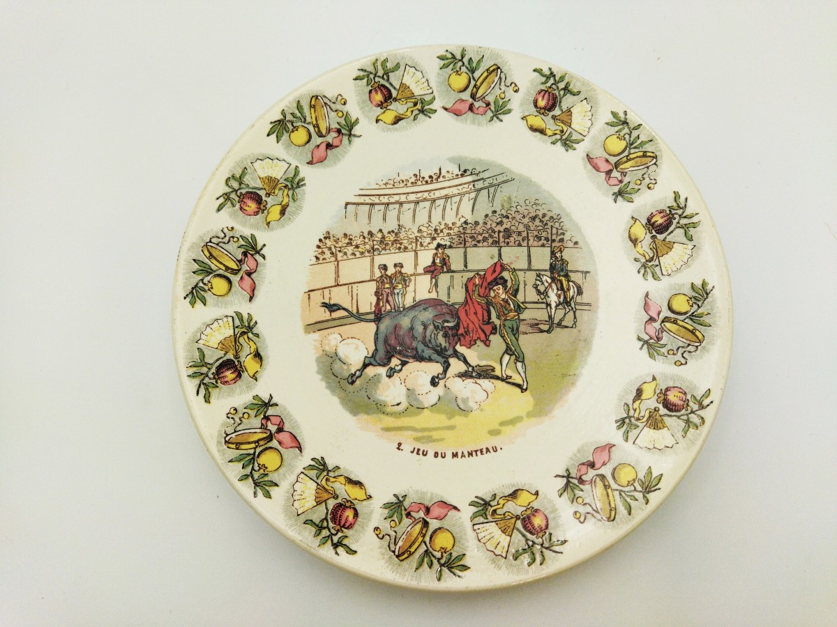 SARREGUEMINES  Assiette Légendée ancienne Décor au Taureau et Toréador  XIX COLLECTION