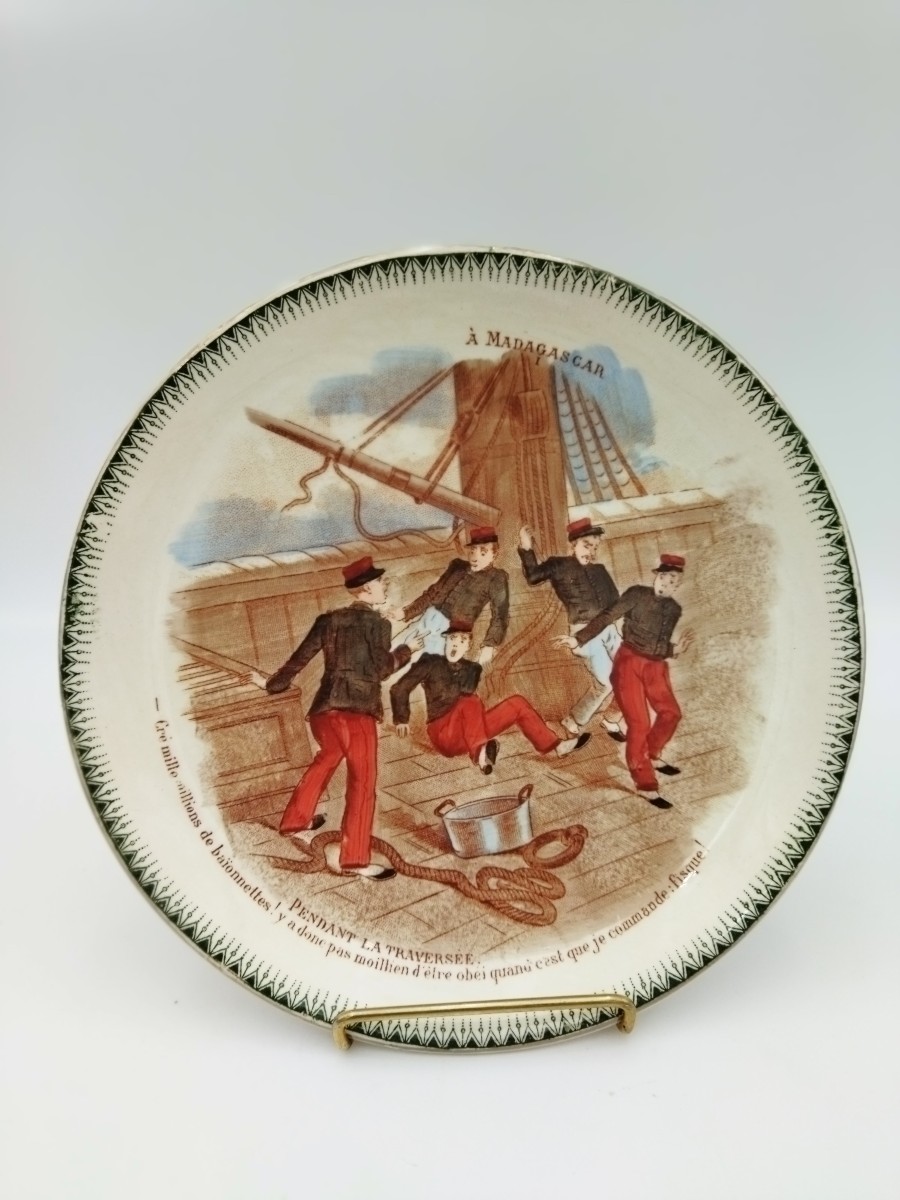 CHOISY-LE-ROI H&B TERRE DE FER Assiette Ancienne Légendée Militaria Colonie Série "MADAGASCAR" 