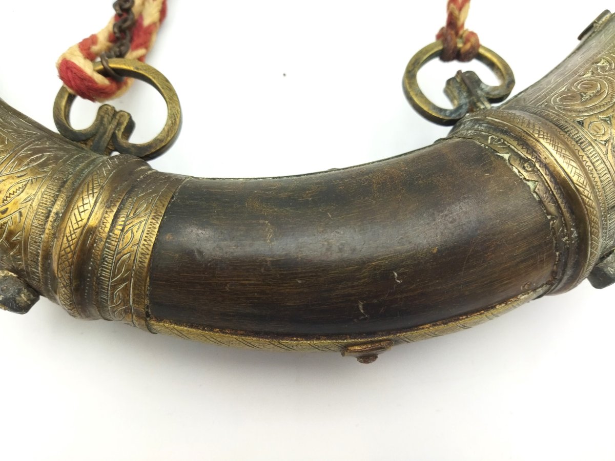 CORNE A POUDRE Ancienne Corne et Laiton Finement Ciselé Maghreb  Militaria COLLECTION-photo-3
