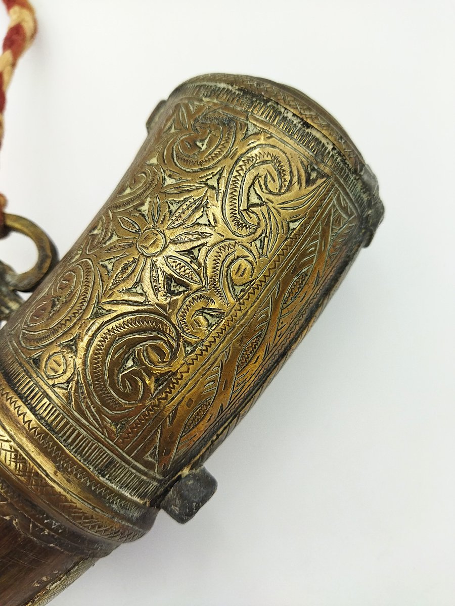 CORNE A POUDRE Ancienne Corne et Laiton Finement Ciselé Maghreb  Militaria COLLECTION-photo-4