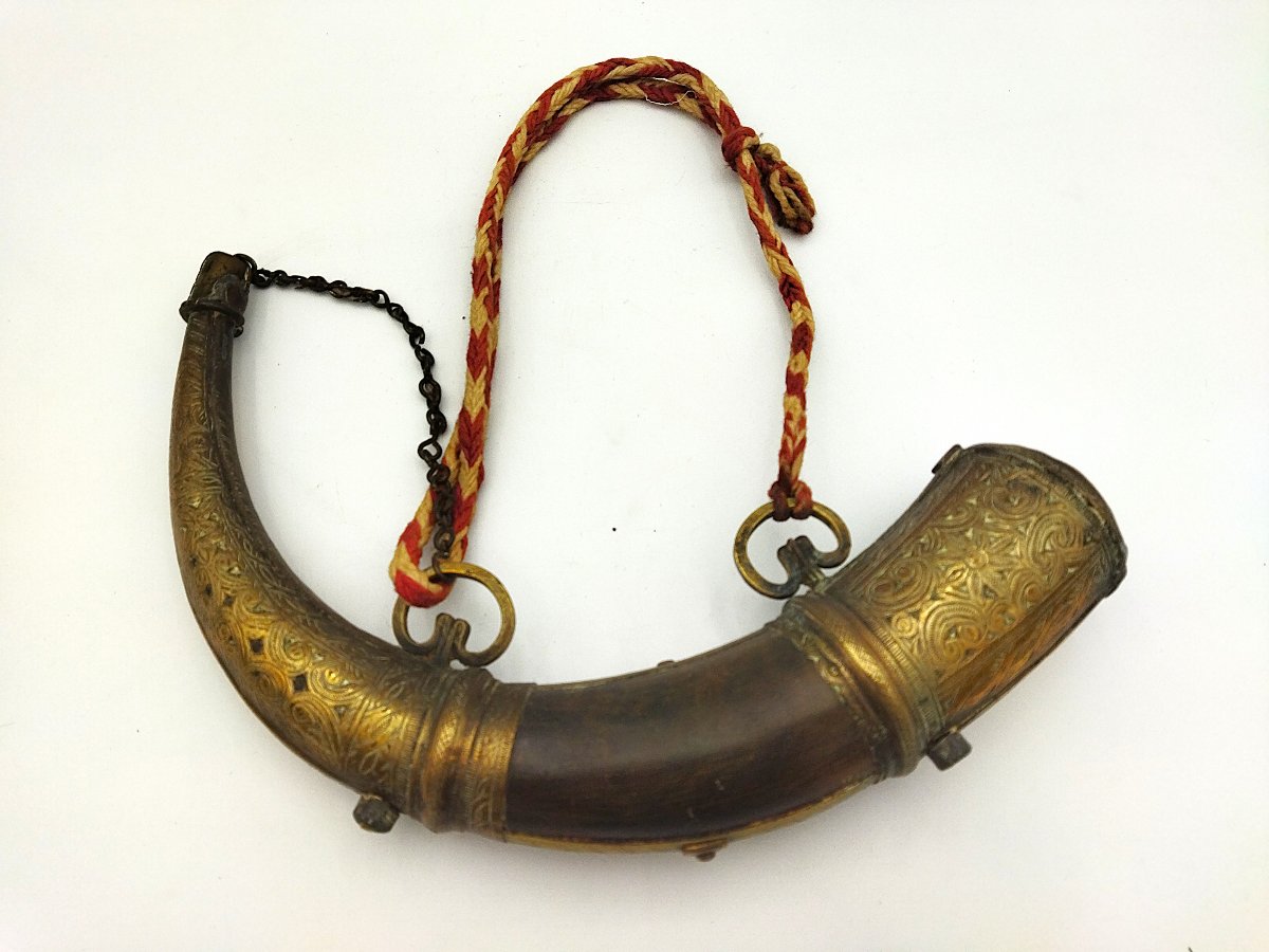 CORNE A POUDRE Ancienne Corne et Laiton Finement Ciselé Maghreb  Militaria COLLECTION