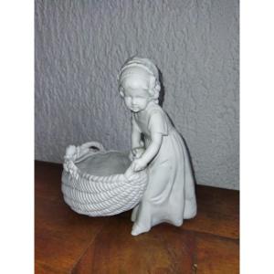 BISCUIT Jeune Fille au Panier aux Roses Sujet Porcelaine Objet de Vitrine Collection