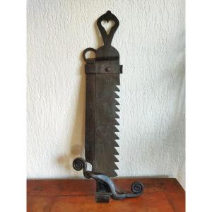 CRÉMAILLERE Fer Forgé datée 1867 Décor au COEUR Accessoire Ancien Cheminée COLLECTION XIX