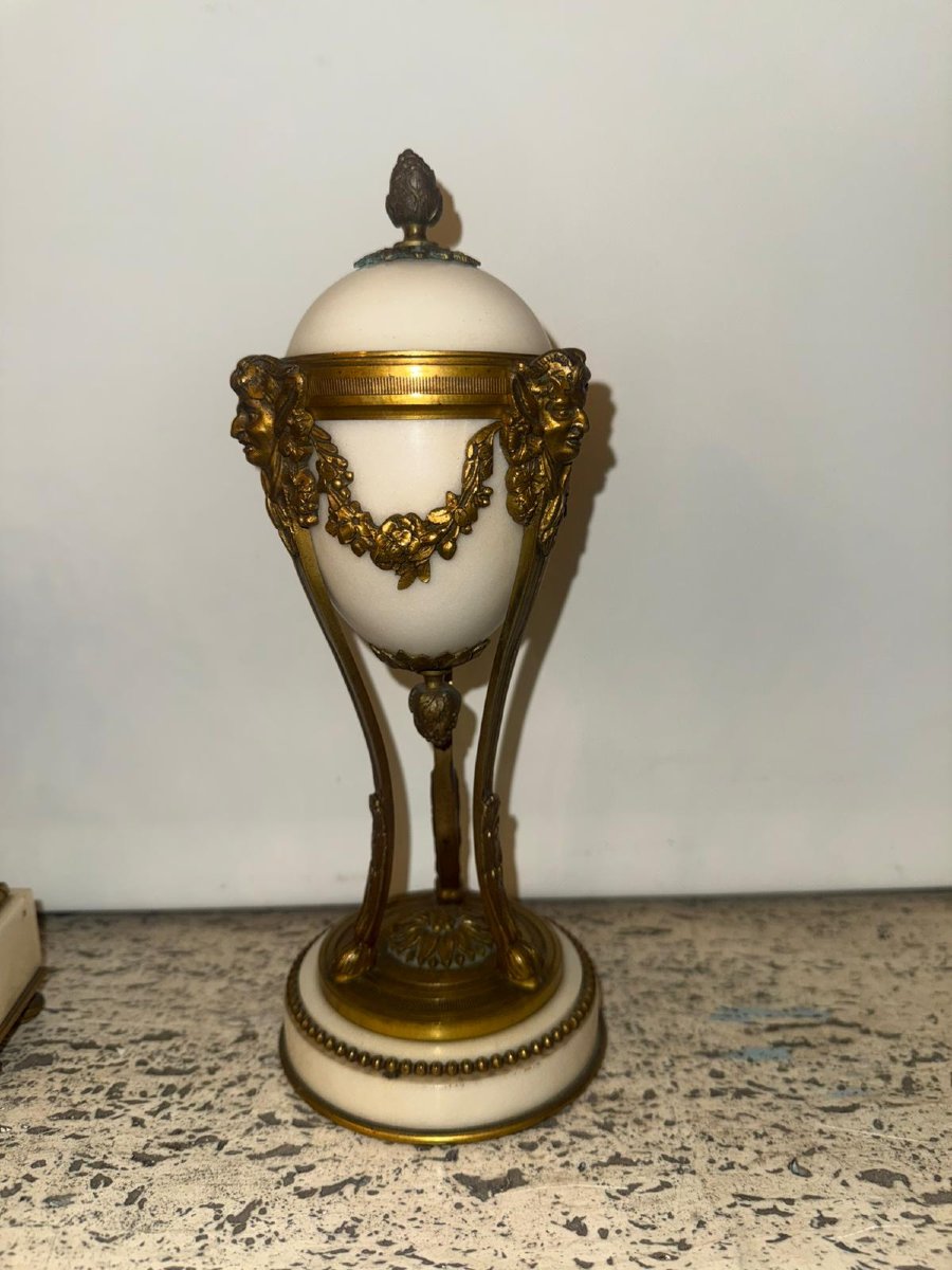 Vieille pendule avec paire de cassolettes bougeoirs réversible style Louis XVI-photo-3