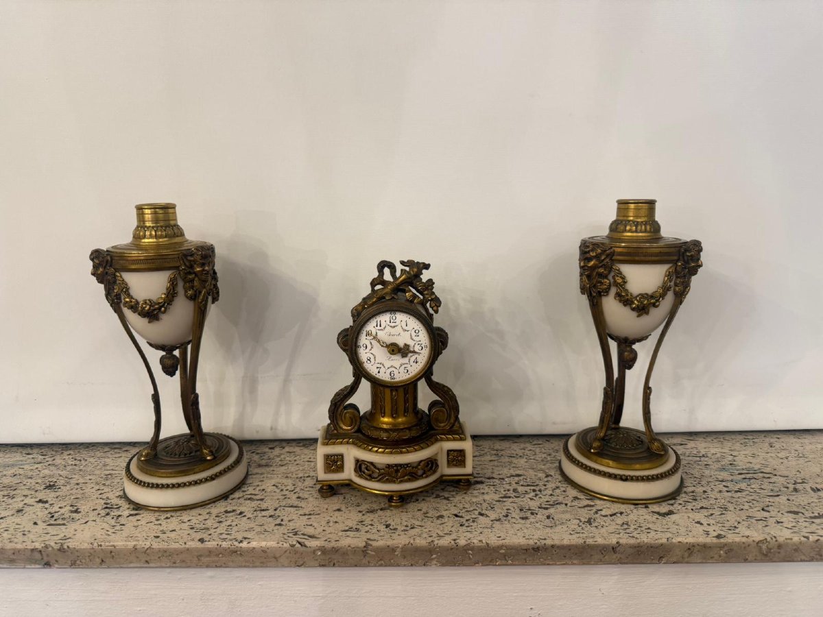 Vieille pendule avec paire de cassolettes bougeoirs réversible style Louis XVI-photo-4