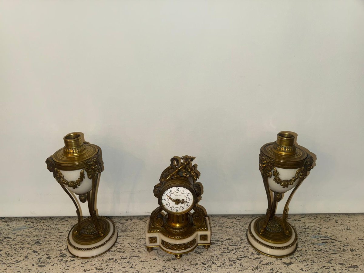 Vieille pendule avec paire de cassolettes bougeoirs réversible style Louis XVI-photo-2