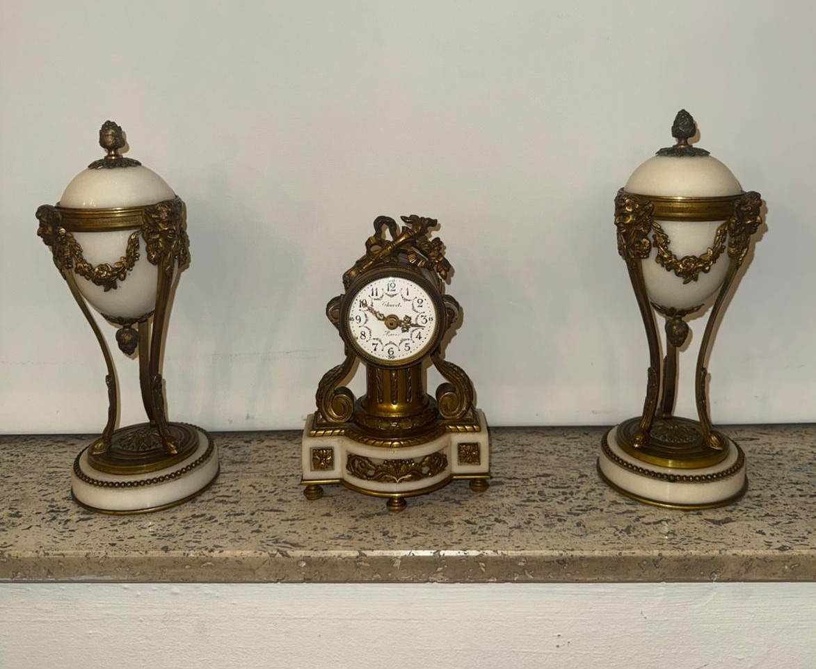 Vieille pendule avec paire de cassolettes bougeoirs réversible style Louis XVI