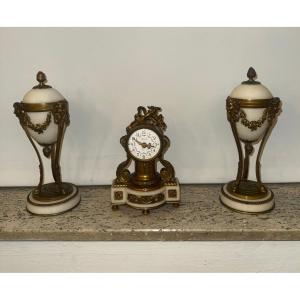 Vieille pendule avec paire de cassolettes bougeoirs réversible style Louis XVI