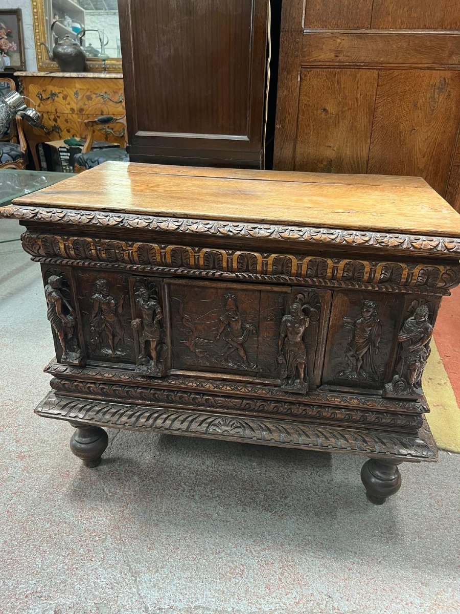 Small Renaissance Oak Chest -photo-2