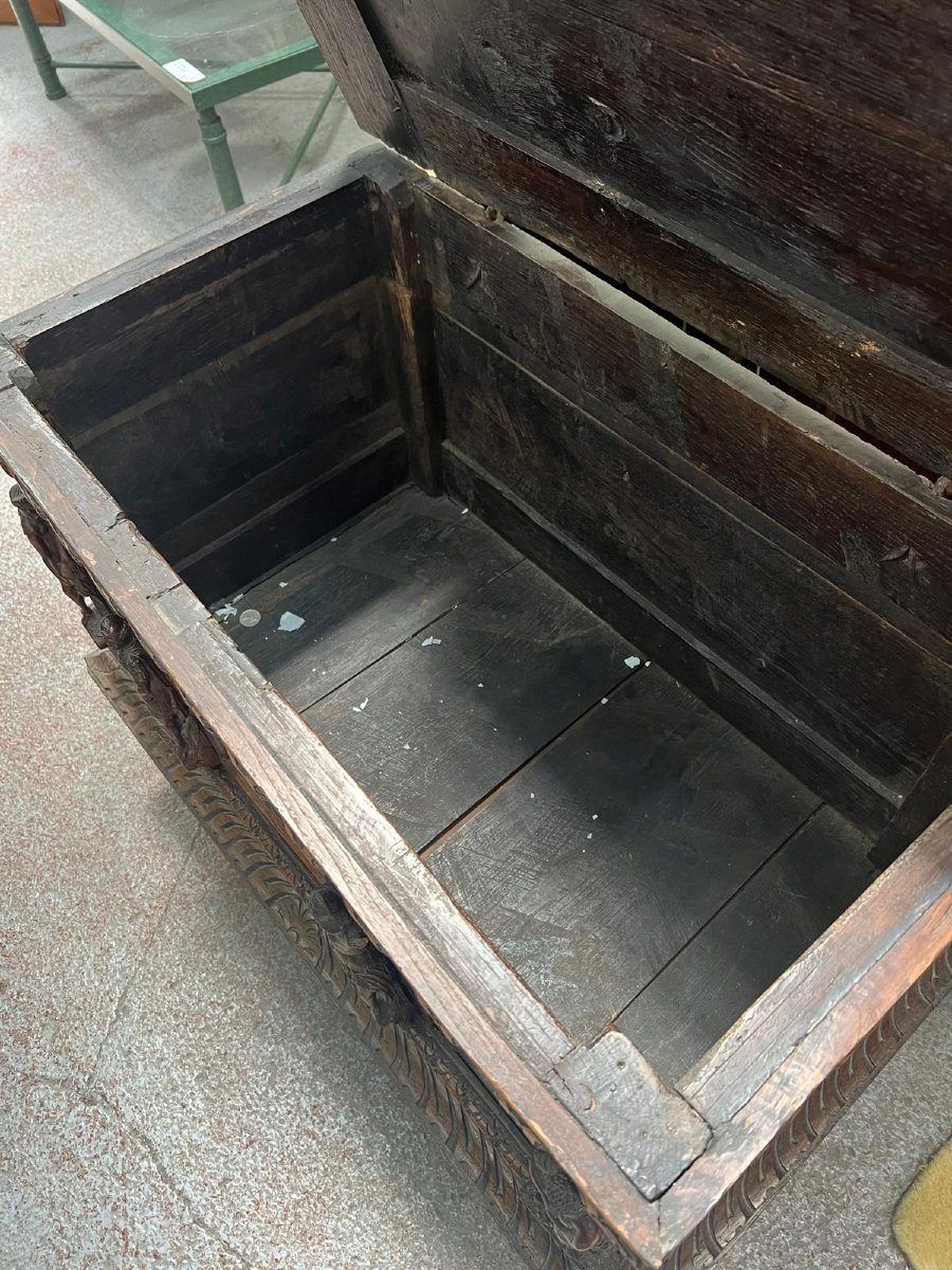 Small Renaissance Oak Chest -photo-1