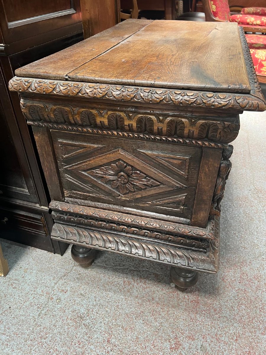 Small Renaissance Oak Chest -photo-3