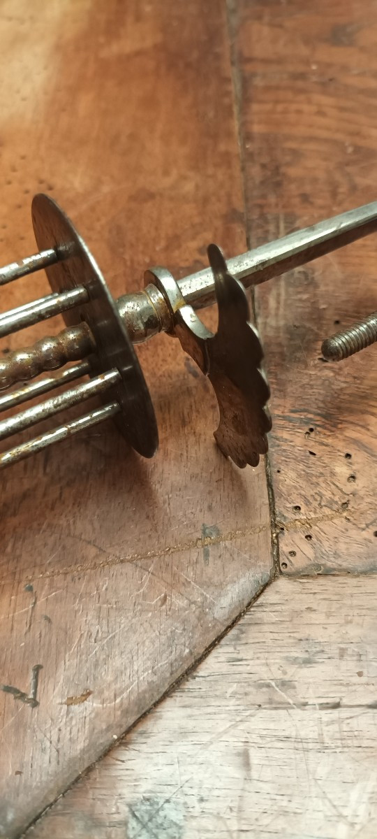 Art populaire ,couture, dévidoir en fer forgé -photo-3