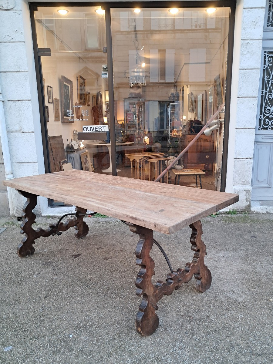 Table espagnole en noyer ancienne. 