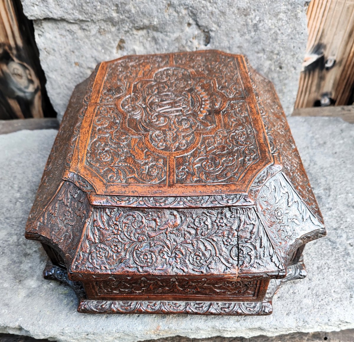 COFFRET EN BOIS DE BAGARD DIT DE SAINTE-LUCIE FINEMENT SCULPTÉ HAUTE EPOQUE-photo-3
